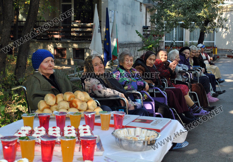 Веселят с Чудомир старците в Кенана за празника им