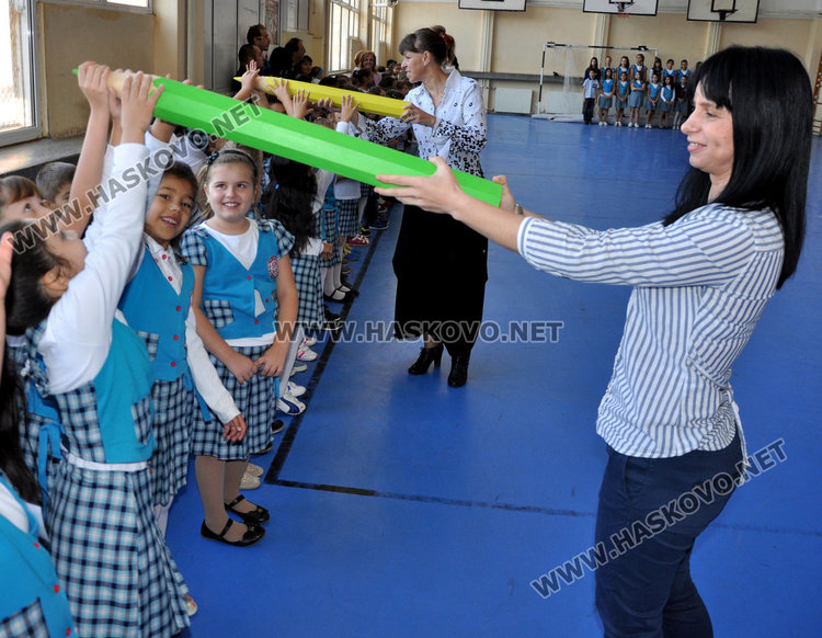 Първокласници от „Смирненски“ се клеха като мускетари