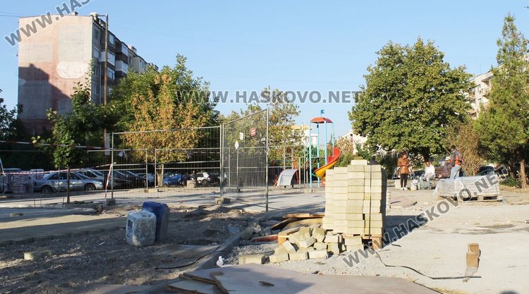 Изграждат нова детска площадка на ул."С.Врачански" №1