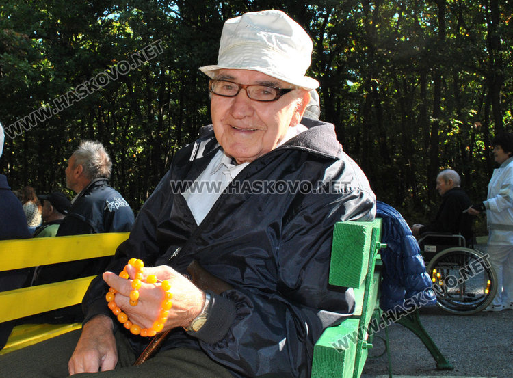 Веселят с Чудомир старците в Кенана за празника им