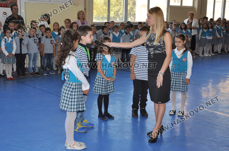 Първокласници от „Смирненски“ се клеха като мускетари