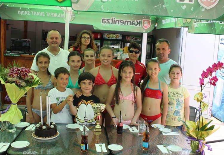 Оригинални екипи дариха на малките тенисисти в Ардино