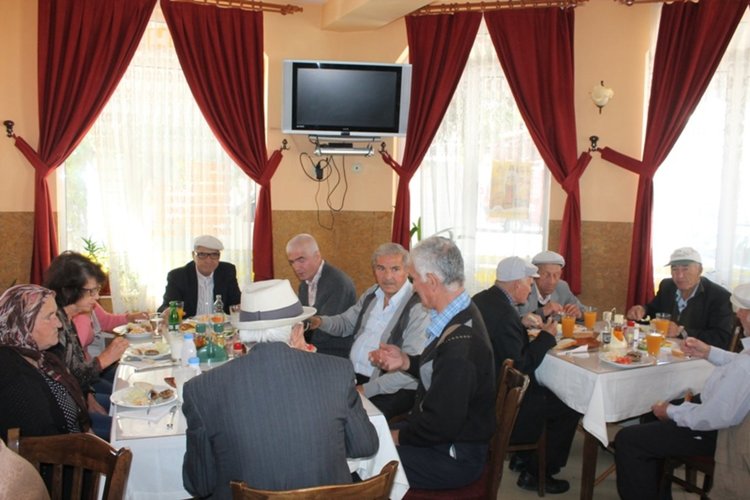 Възрастните хора в Ардино отбелязаха с тържество и почерпка своя Международен празник