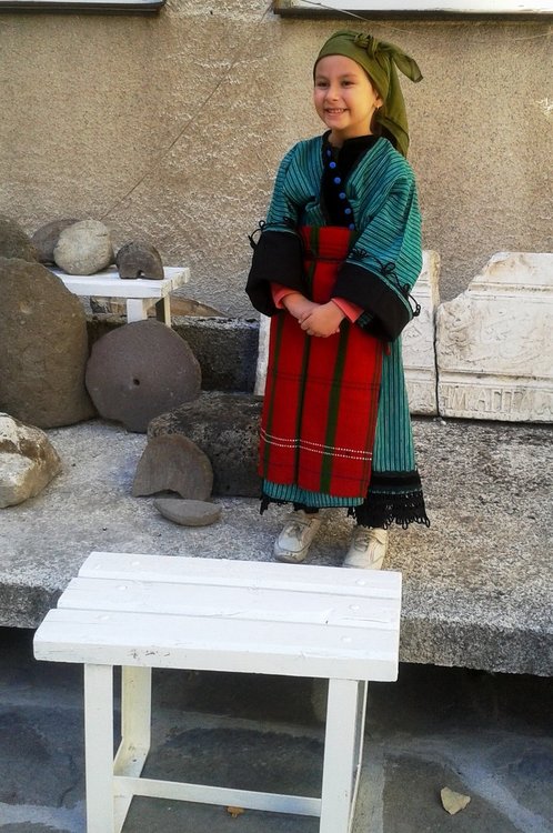 Деца облякоха носии на прадеди, пенсионерите безплатно в музея днес