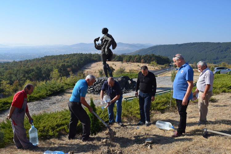 Парамотори развяха над Кърджали знамето на Ротари,отбелязват юбилея на местния клуб