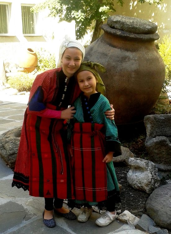 Деца облякоха носии на прадеди, пенсионерите безплатно в музея днес