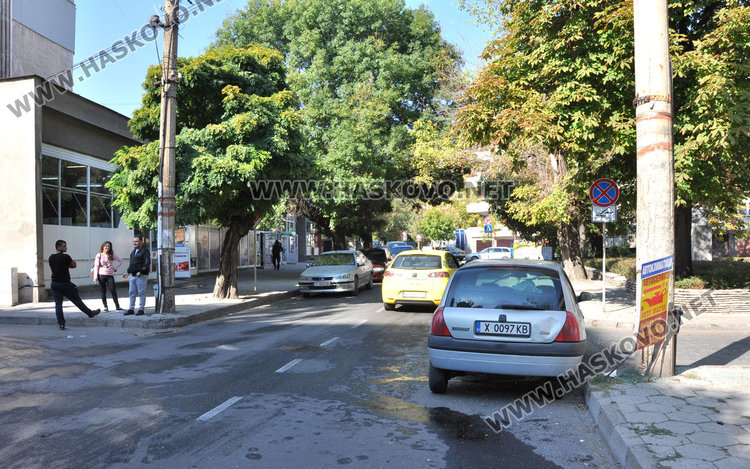 Опел се разби в Рено по „Добруджа”