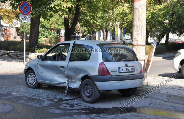 Опел се разби в Рено по „Добруджа”