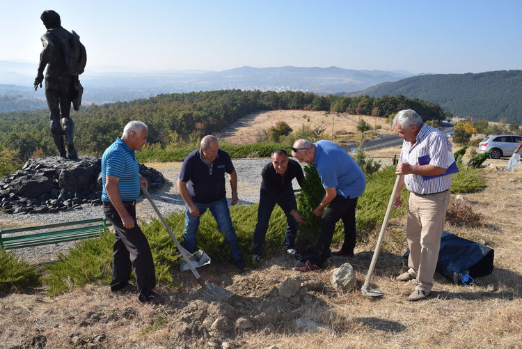 Парамотори развяха над Кърджали знамето на Ротари,отбелязват юбилея на местния клуб