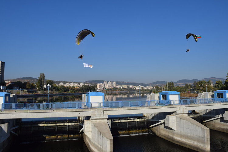 Парамотори развяха над Кърджали знамето на Ротари,отбелязват юбилея на местния клуб