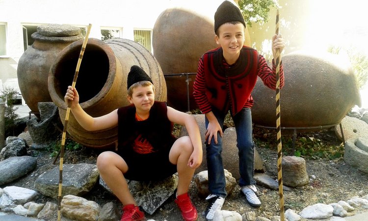 Деца облякоха носии на прадеди, пенсионерите безплатно в музея днес