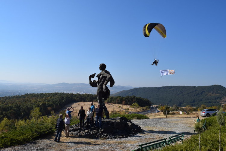 Парамотори развяха над Кърджали знамето на Ротари,отбелязват юбилея на местния клуб