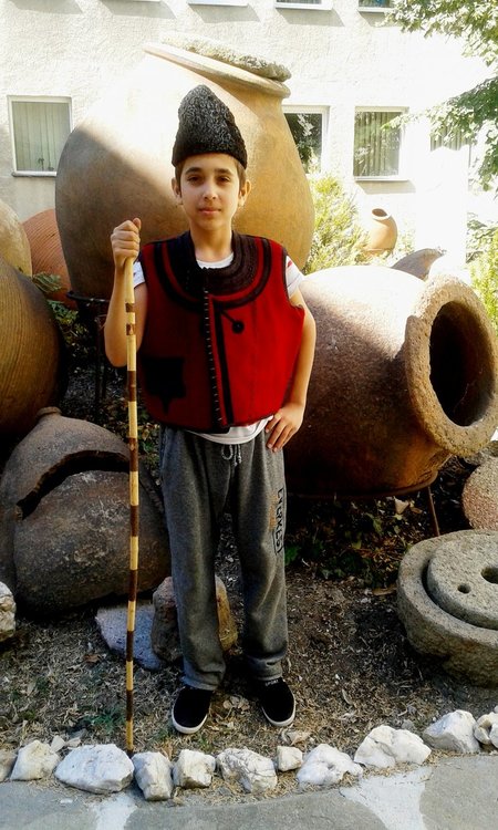 Деца облякоха носии на прадеди, пенсионерите безплатно в музея днес