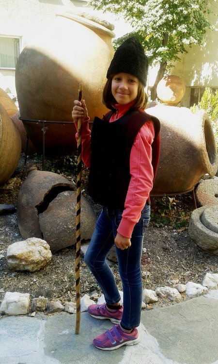 Деца облякоха носии на прадеди, пенсионерите безплатно в музея днес