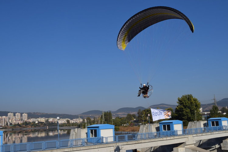 Парамотори развяха над Кърджали знамето на Ротари,отбелязват юбилея на местния клуб