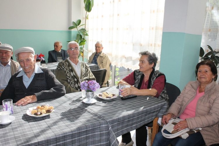 Възрастните хора в Ардино отбелязаха с тържество и почерпка своя Международен празник