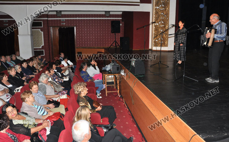 Почитатели на „Лотос бял” и Лидия Налбантова препълниха театъра