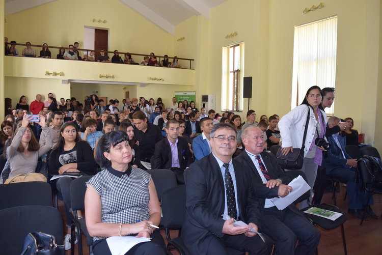 Препълнената зала