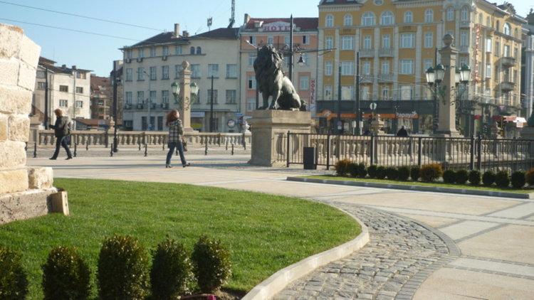 Изоставени раници на Лъвов мост вдигнаха на крак полицията