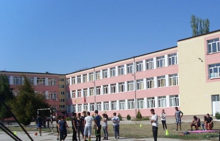 За трета поредна година възпитаниците на Основно училище "Св.Кирил и Методий" отбелязаха деня на спорта