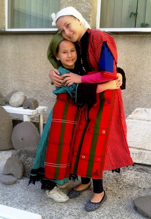 Деца облякоха носии на прадеди, пенсионерите безплатно в музея днес