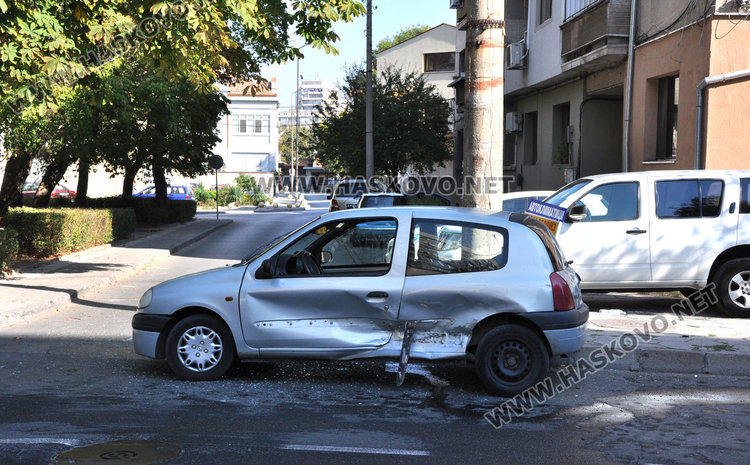 Опел се разби в Рено по „Добруджа”