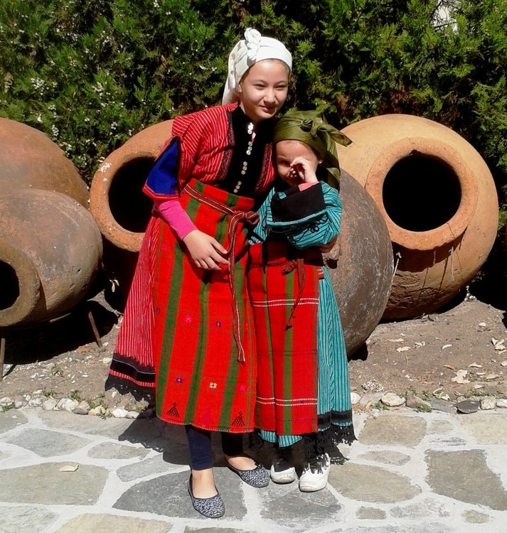 Деца облякоха носии на прадеди, пенсионерите безплатно в музея днес