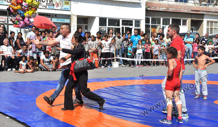 Златни пояси за Петя Делчева и Росен Бонев на турнира по борба