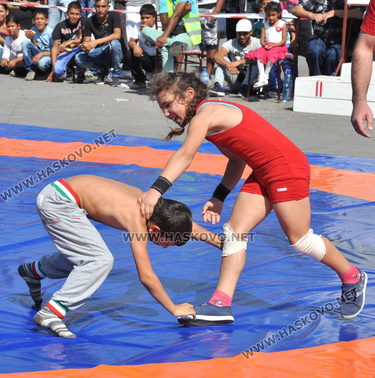 Златни пояси за Петя Делчева и Росен Бонев на турнира по борба