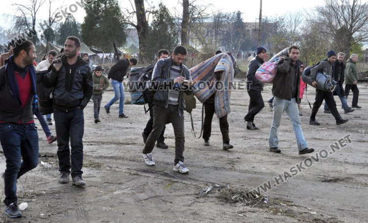 Поне 10 000 мигранти ще зимуват у нас. Преглед на печата