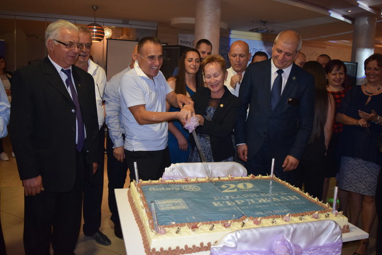 Ротарианци от Турция дариха 5000 долара за екипировка на нашите мажоретки