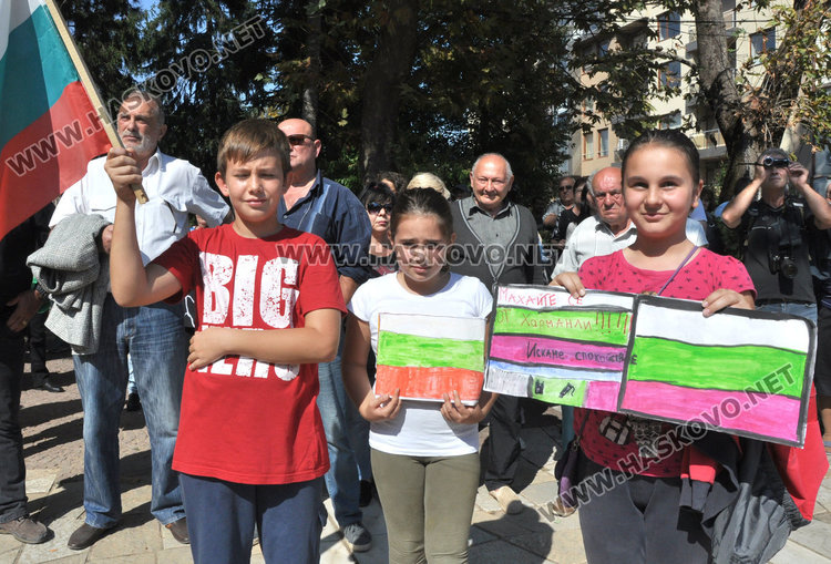 Протестиращи в Харманли искат закриване на бежанските лагери