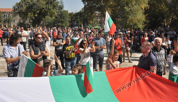 Протестиращи в Харманли искат закриване на бежанските лагери