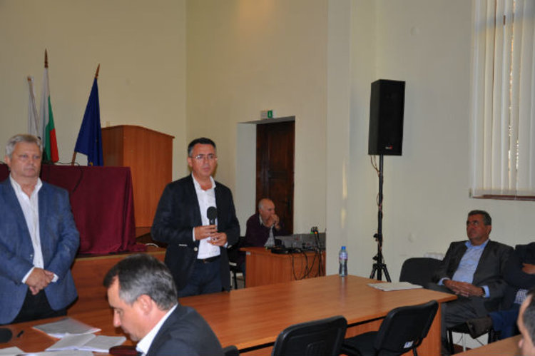  Хасан Азис отива при хората да търси консенсус за „синята зона”