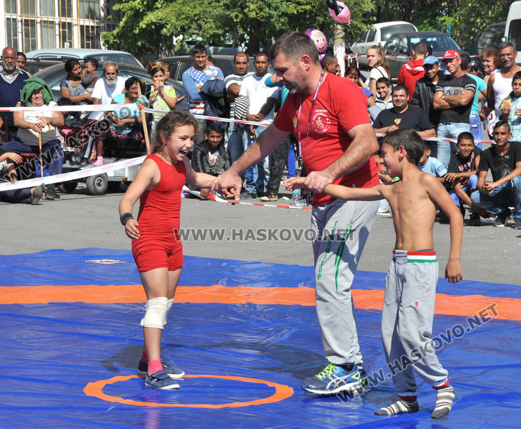 Златни пояси за Петя Делчева и Росен Бонев на турнира по борба