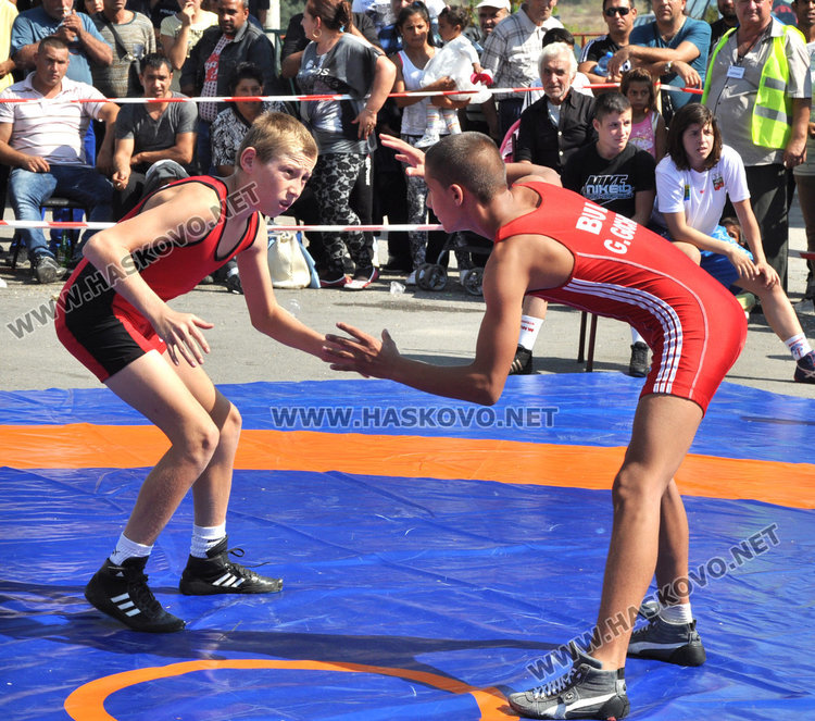 Златни пояси за Петя Делчева и Росен Бонев на турнира по борба