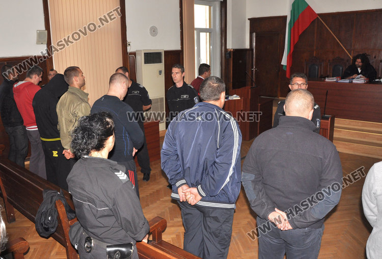 Изправят 4-мата полицаи и 5-имата митничари пред съда днес