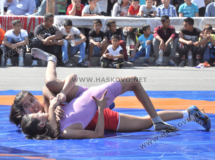 Златни пояси за Петя Делчева и Росен Бонев на турнира по борба