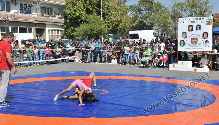 Златни пояси за Петя Делчева и Росен Бонев на турнира по борба