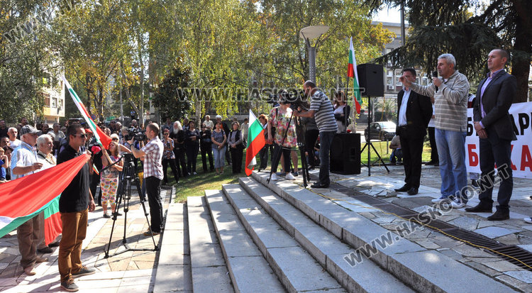 Протестиращи в Харманли искат закриване на бежанските лагери