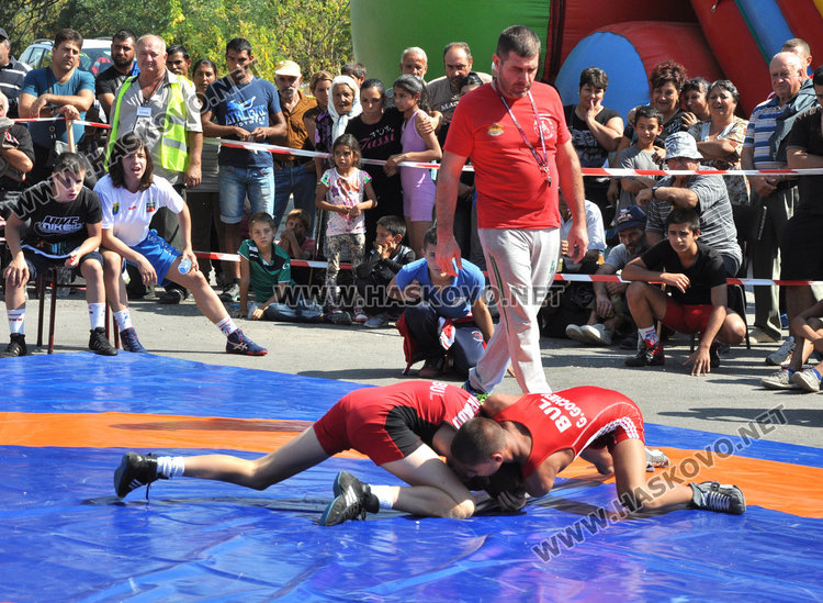 Златни пояси за Петя Делчева и Росен Бонев на турнира по борба