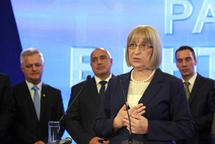 Коя е Цецка Цачева 