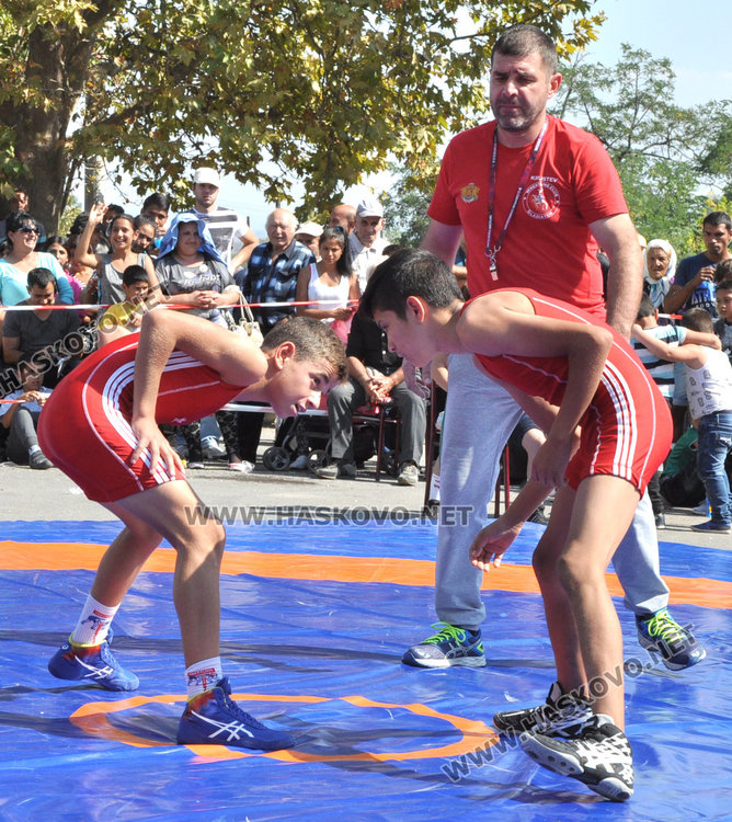 Златни пояси за Петя Делчева и Росен Бонев на турнира по борба