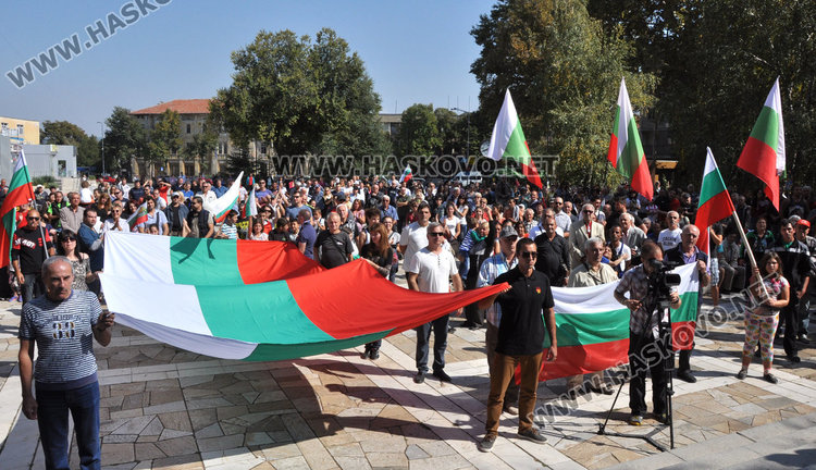Протестиращи в Харманли искат закриване на бежанските лагери
