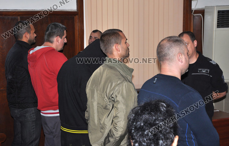 Изправят 4-мата полицаи и 5-имата митничари пред съда днес