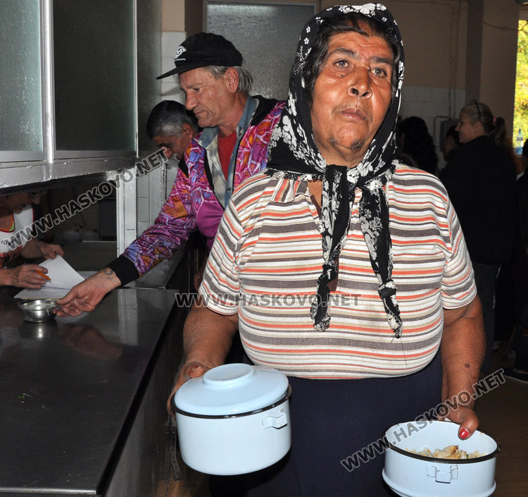 99 бедни от Хасково на опашка за "Топъл обяд" в „Паисий“