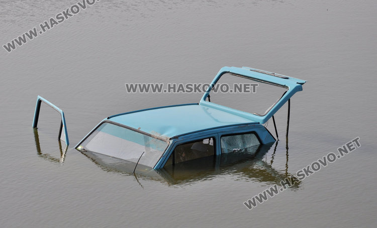 Обърнаха крадена кола в язовир на рождения ден на собственика