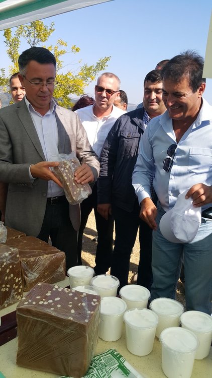 Халва и предизборни закачки на БСП с ДПС на събора в село Брош