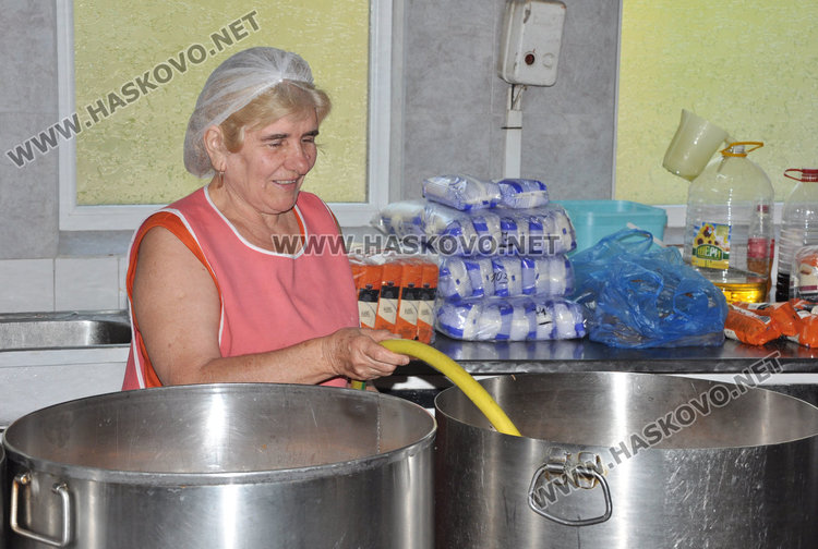 99 бедни от Хасково на опашка за "Топъл обяд" в „Паисий“