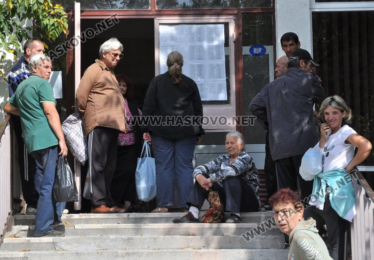 99 бедни от Хасково на опашка за "Топъл обяд" в „Паисий“